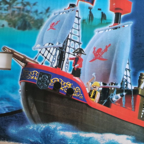 Playset Pirate Ship like new with 3 figures and cannon