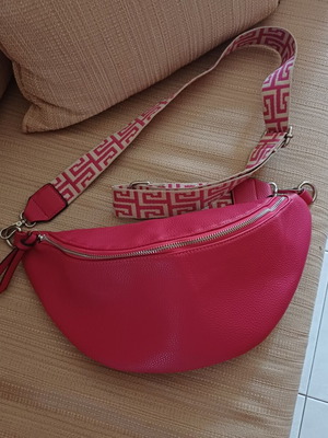 2R Bags Firenze Fanny Pack Belt Bag in Bright Fuchsia Like New