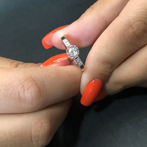 Vintage solitaire 18k white gold ring like new with diamonds