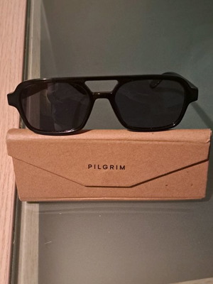 Pilgrim sunglasses black like new, women's