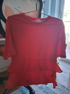 H&M oversized T-shirt used, red with ruffles