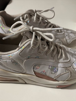 Παπούτσια Guess αθλητικά μεταχειρισμένα, νούμερο 37, άσπρο και μπεζ