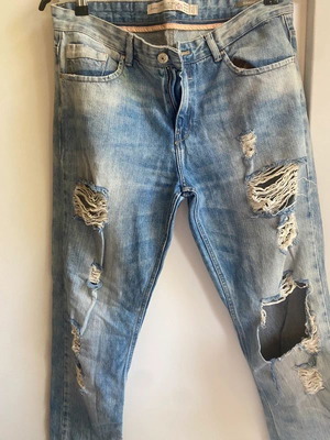 Zara women's jeans used, ripped, premium wash, size M