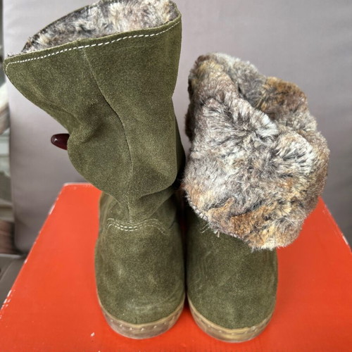 Khaki boots with fur lining size 36 like new