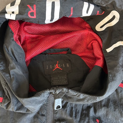 Jordan windbreaker unisex, like new, black and red, size L