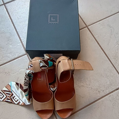Logan platform sandals size 39 leather like new, beige