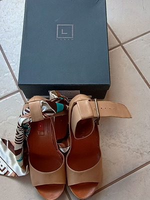 Logan platform sandals size 39 leather like new, beige