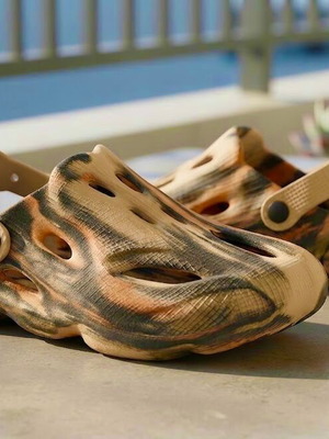 Unisex streetwear slippers with abstract marble design, size 38