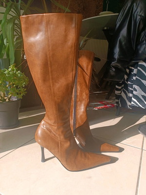 Leather brown vintage boots like new, knee-high, size 40