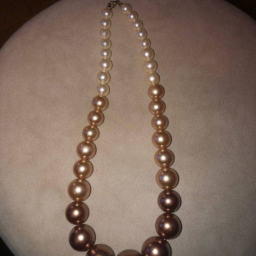 Pearl necklace used in earthy tones with three sizes