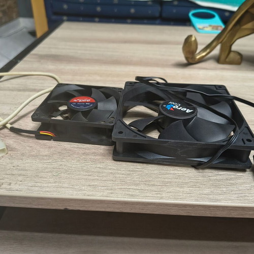 PC fans set of 4 with HDMI splitter like new
