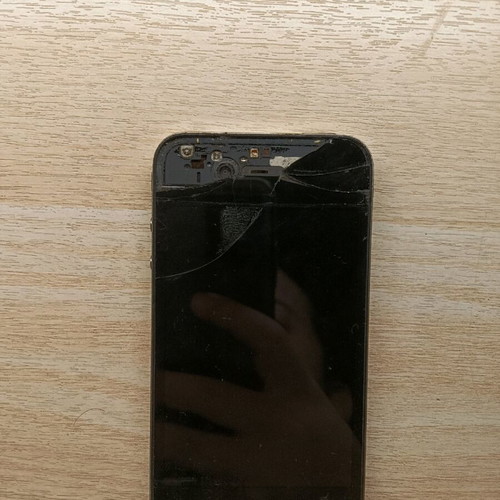 iPhone 4s used, mainly for spare parts with broken screen
