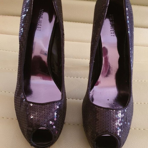 Nine West peep toe pumps new, size 41, black with sequins