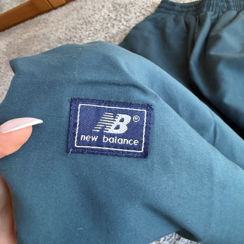 New Balance vintage style woman set with embroidered logo, like new