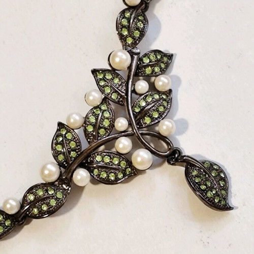 Retro style necklace with pearls like new