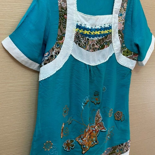 Viscose vintage style blouse size M like new with beautiful designs