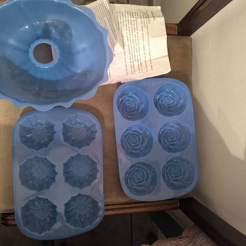 Silicone molds like new, set of 3 with flower designs and round shape