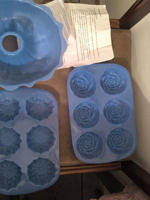 Silicone molds like new, set of 3 with flower designs and round shape