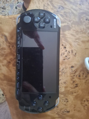 Sony PlayStation Portable PSP 3000 употребяван с зарядно и калъф, 2 игри подарък