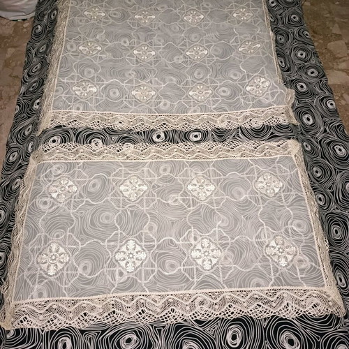 Set of lace embroidered tablecloth and runner like new, 2 pieces