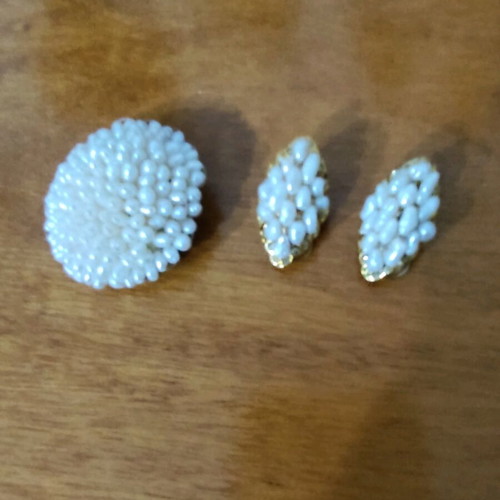 Brooch and earrings with pearls like new