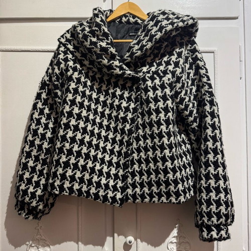 Knitted pie de poule coat used, size medium, black and white