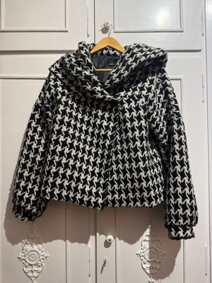 Knitted pie de poule coat used, size medium, black and white