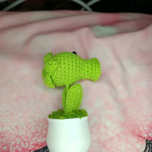 Handmade Peashooter plant pot crochet inspired by Plants vs Zombies brand new