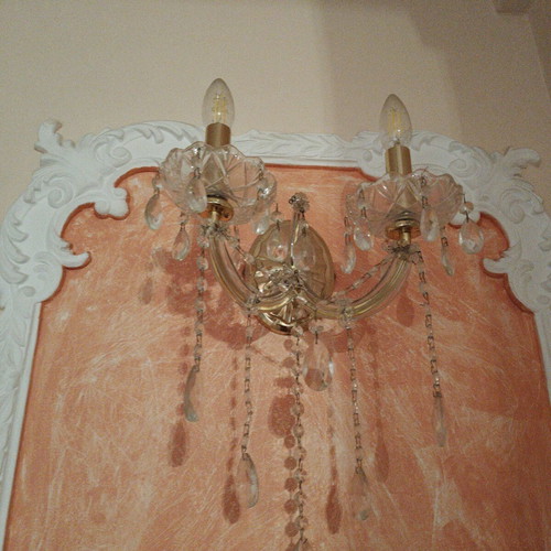 Small chandelier and two wall lamps like new