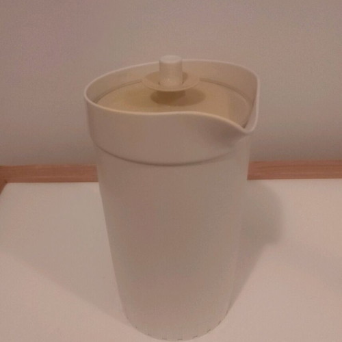 Κανάτα Tupperware 874-15 σαν καινούργιο, χωρητικότητα 1,9 λίτρα, κρέμ & χρυσό