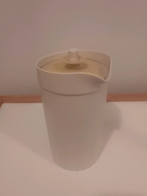 Tupperware 874-15 jug pitcher like new, 1.9 liters capacity, cream & gold