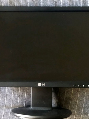LG Flatron W1946S-BF 18.5 Inch Monitor used