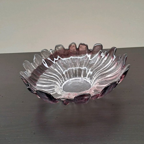 Glass fruit bowl with two-tone design like new