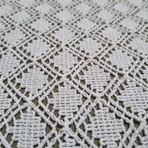 Double machine-knit quilt with four pillows used