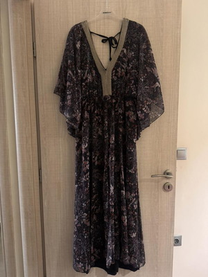 Maxi dress Fueguina floral in earthy tones with V neckline, like new