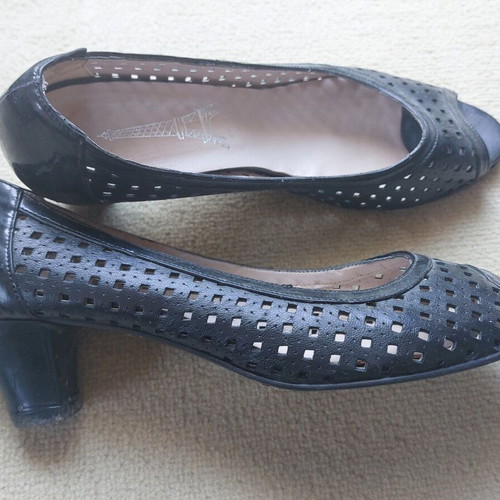 Leather pumps size 39 used, very soft, black