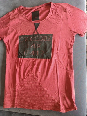 T-shirt used, size S, brown and red