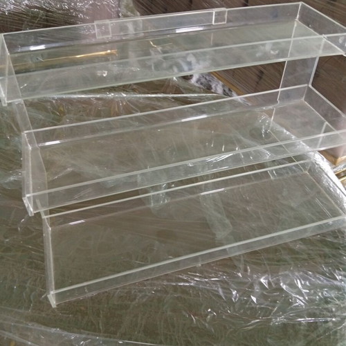 Plexiglass shelves set of 2 like new, ideal for store display