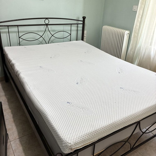 Metal bed with mattress and topper 160x200, like new