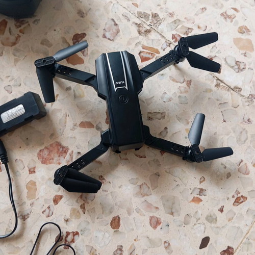 Quadcopter drone like new with battery, remote control and accessories