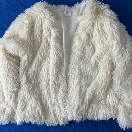 Synthetic white fur used in excellent condition