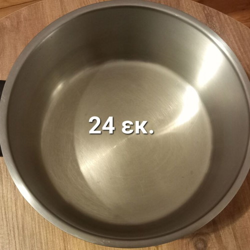 Kitchenware set used, 7 pieces including pots and baking molds