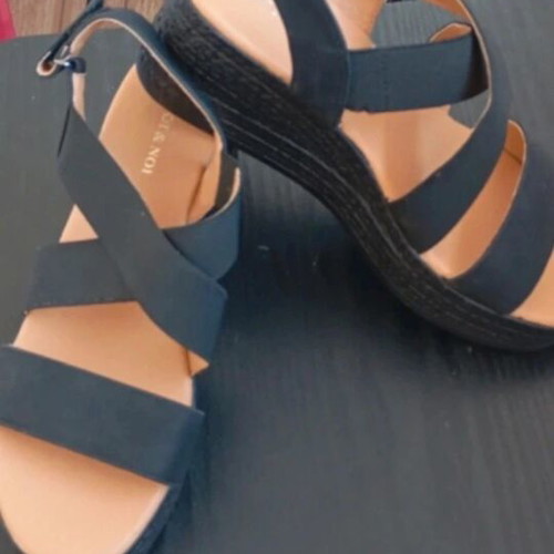Voi Noi platform sandals size 40 like new, black