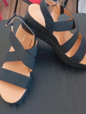 Voi Noi platform sandals size 40 like new, black