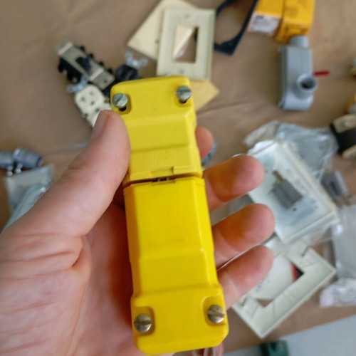 Electrical supplies like new, 80 pieces for electrical installations
