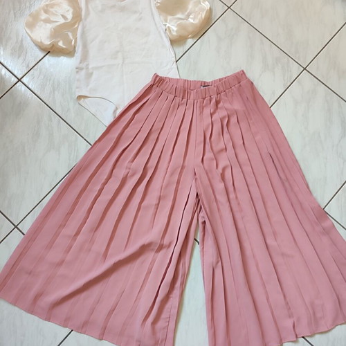 Zara girls' set with pink pleated culottes and white puff sleeve bodysuit