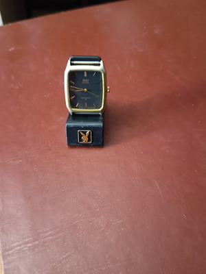 Ρολόι Q&Q quartz made in Japan, σαν καινούργιο, μαύρο καντράν με χρυσές λεπτομέρειες
