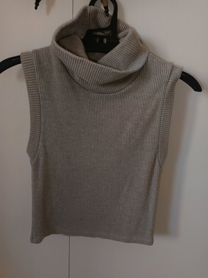 Lynne sleeveless turtleneck top like new, beige, size S