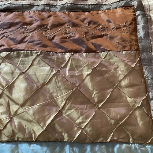 Patchwork bed cover set like new with 2 large pillowcases and 2 extra large pillows