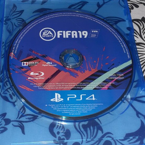 FIFA 19 PS4 game like new, 2 discs with 1 not working